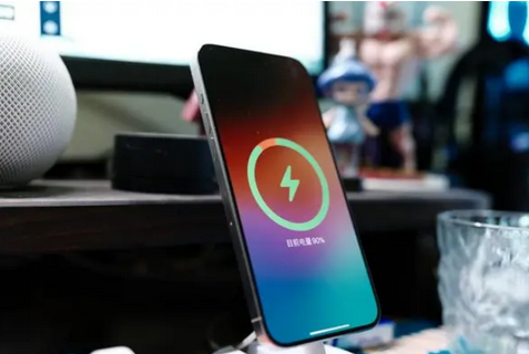 襄阳苹果15换屏服务分享用什么充电器给iPhone15充电更好 